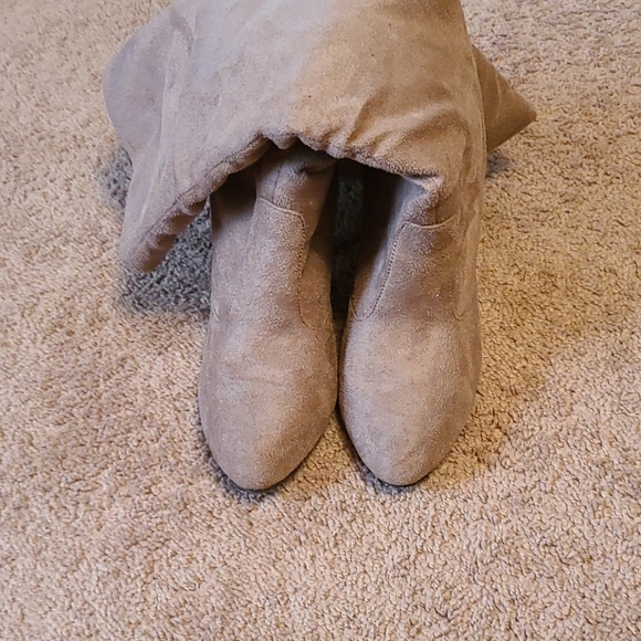 Shoe Dazzle Shoes - Tall tan boots size 8